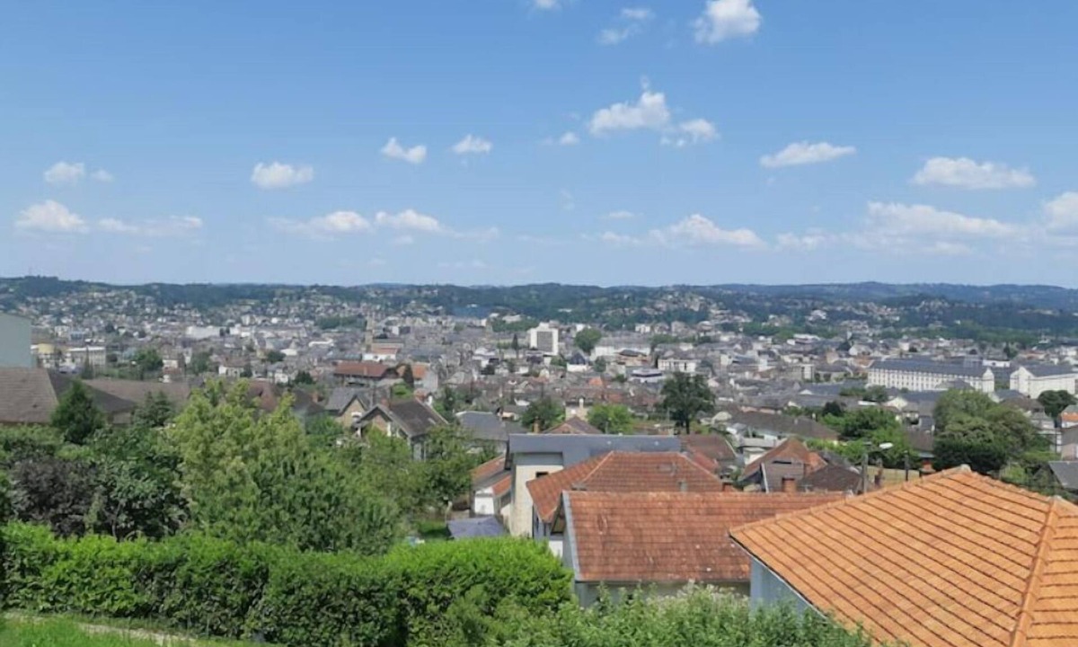 Brive-la-Gaillarde Apartment | Studio Calme Chaleureux