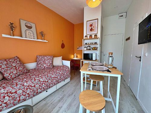 Margny-les-Compiegne Apartment | Studio canapé-lit - 2 min Gare Compiègne - Arrivée autonome