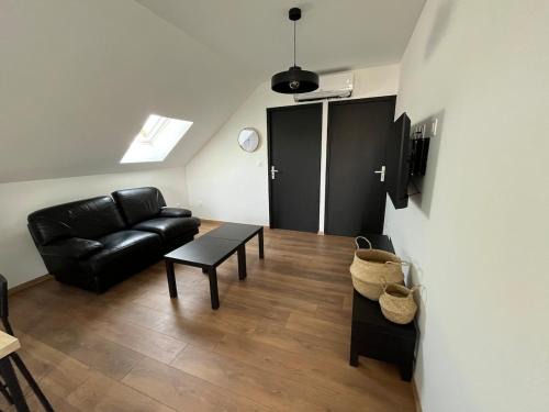 Boue Apartment | Studio Centre Bourg Arrivée et Départ Autonome