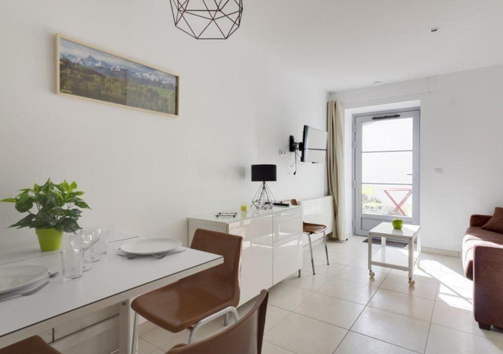 Cauterets Apartment | Studio centre-ville avec terrasse, parking, proche télécabine et commodités - FR-1-401-175