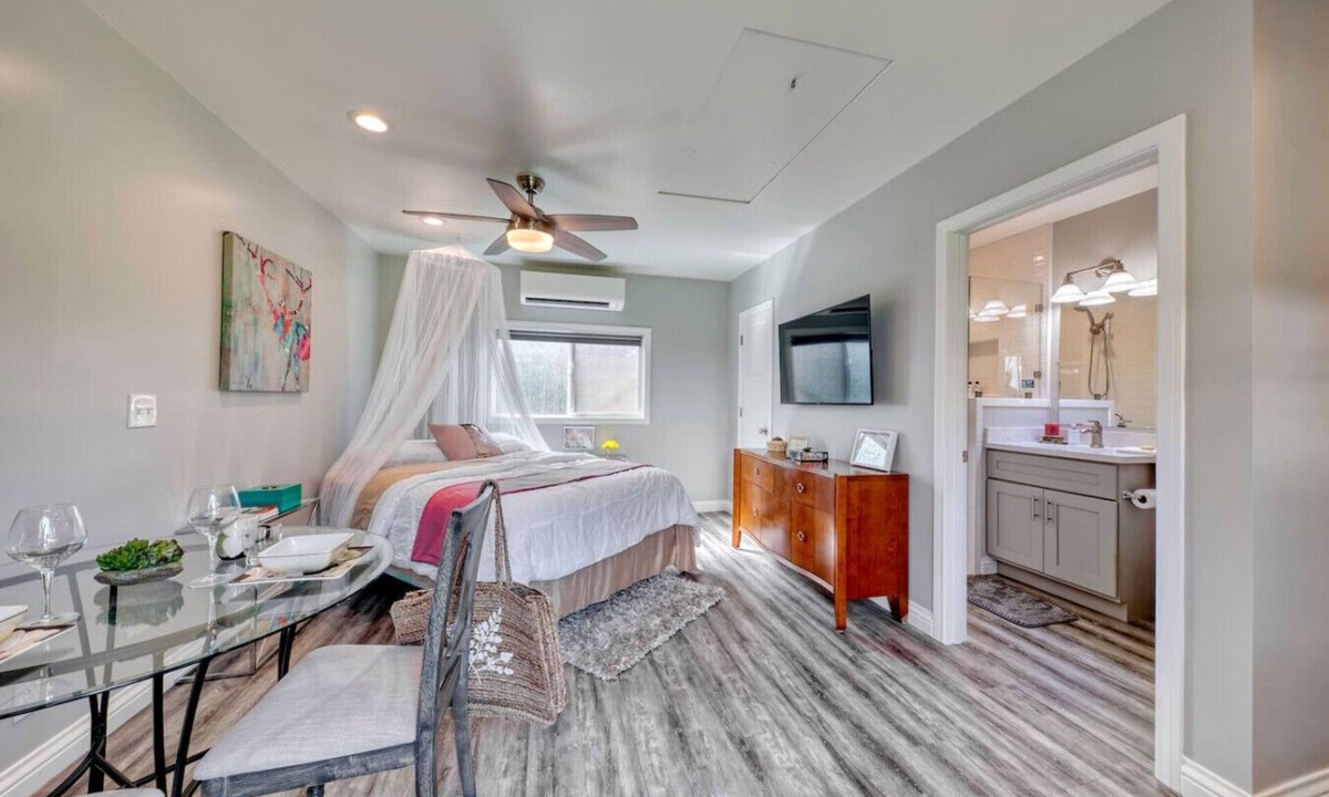 Monrovia House | Studio Charmer In A Safe & Convenient Location