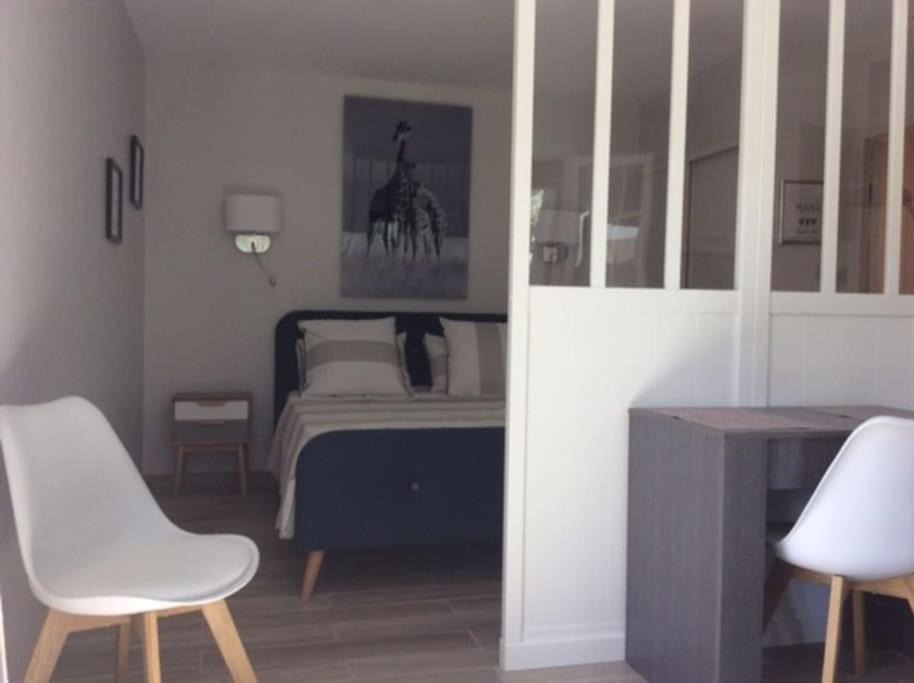 Villeneuve-les-Avignon Apartment | Studio climatisé avec petit jardin