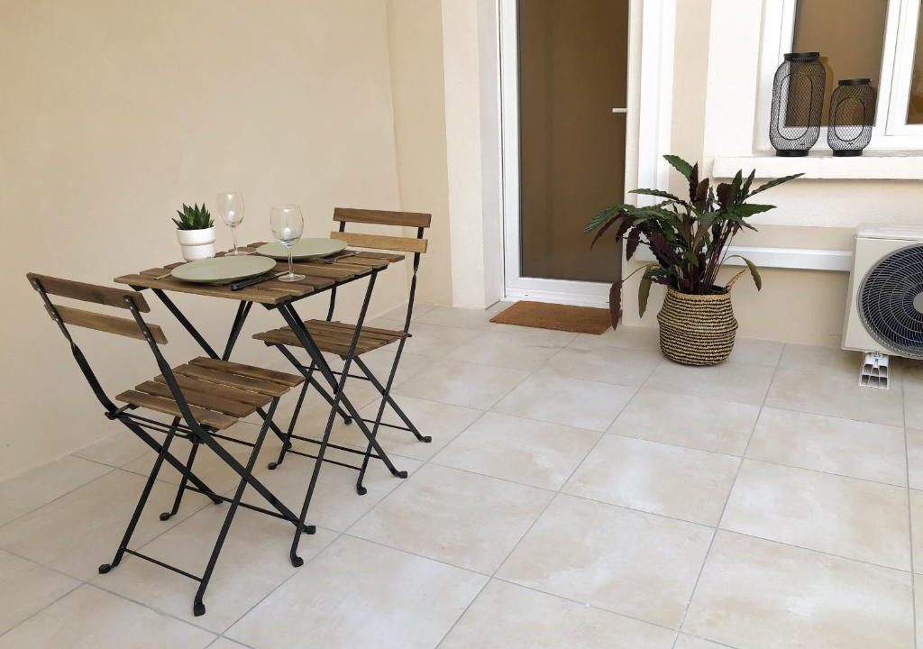 Faubourg Apartment | Studio Climatisé Terrasse Centre Historique Gare 10 min Arènes