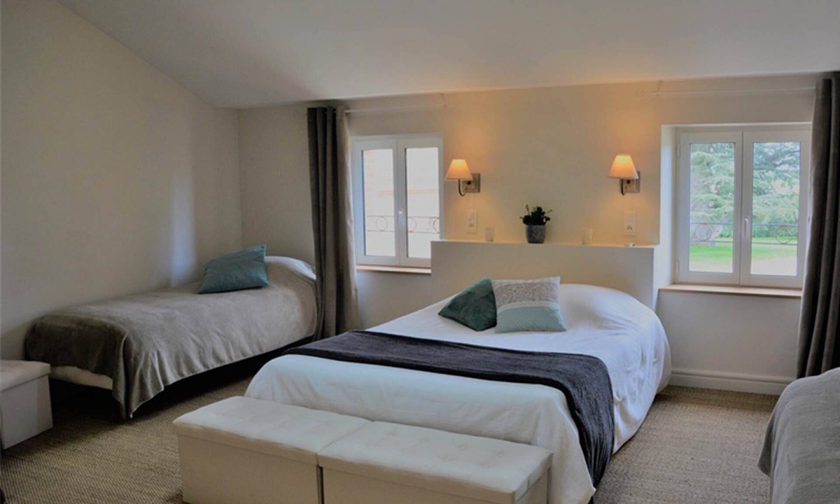 Castelsarrasin House | Studio Colonel - Sleeps 4