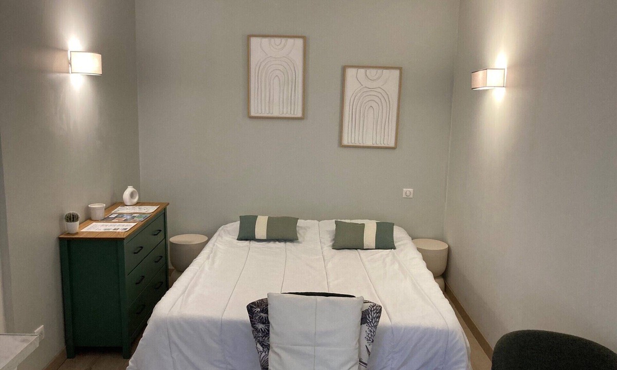 Ambleteuse Apartment | Studio-Comfort-Ensuite with Bath