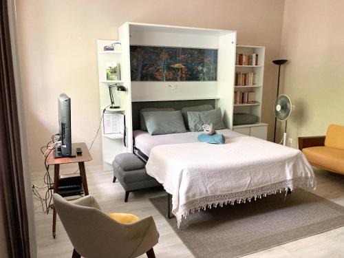 Republique Apartment | Studio Comtes du Maine