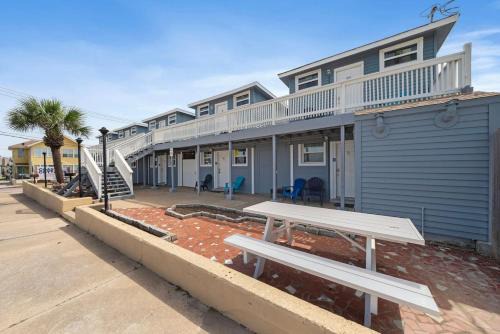 San Jacinto Apartment | Studio condo near downtown and cruise terminal, across from the Seawall