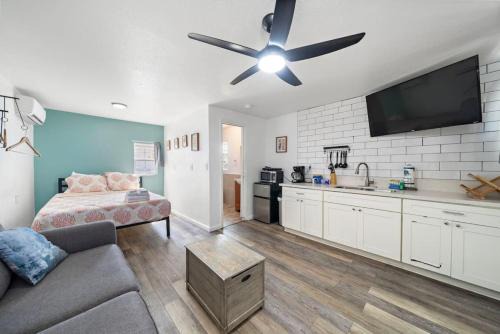 San Jacinto Apartment | Studio condo near downtown and cruise terminal, across from the Seawall