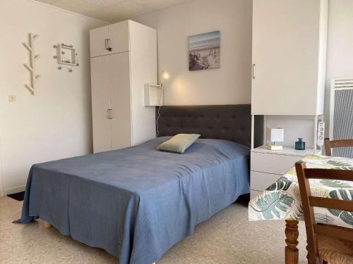 Balaruc-les-Bains Apartment | Studio confortable face aux Thermes avec balcon - FR-1-553-26