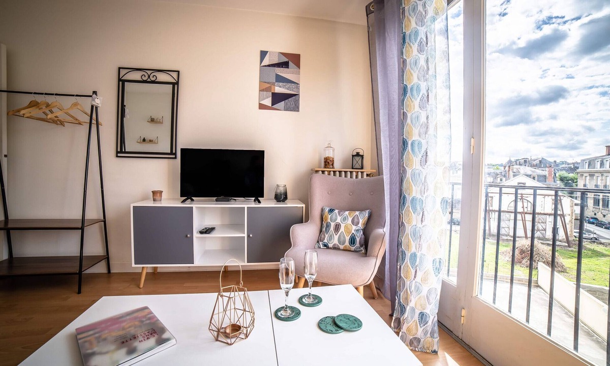 Brive-la-Gaillarde Apartment | Studio Coquet Functional Parking