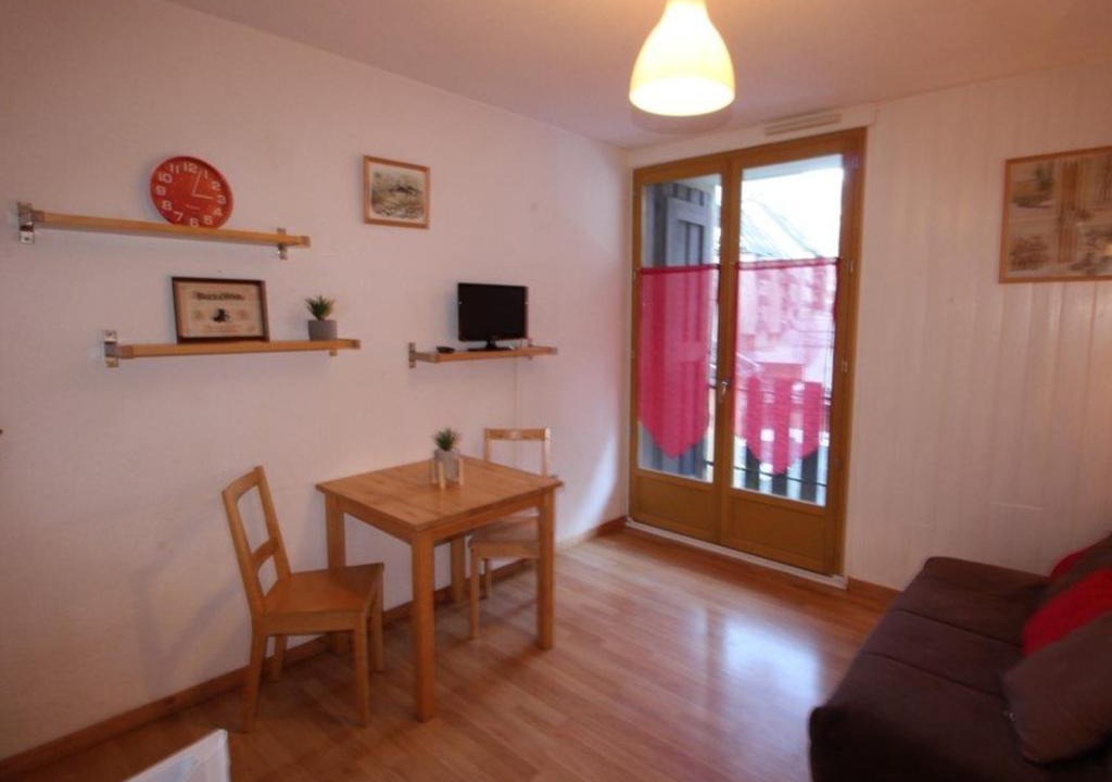 Bagneres-de-Luchon Apartment | Studio Cosy 2 Pers au Pied du Téléphérique - Balcon Sud, Parking, Wifi, Animaux Acceptés - FR-1-313-168