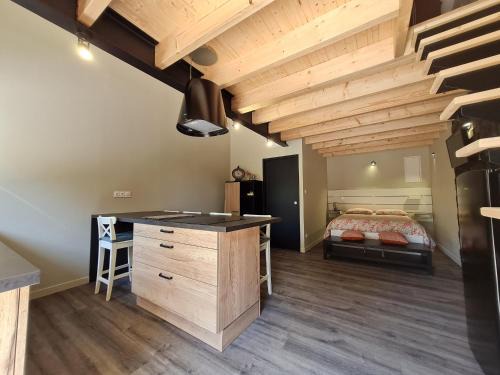 Rochetrejoux House | Studio cosy avec mezzanine, cour privative et espace vert à Rochetrejoux - FR-1-426-478