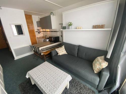 Arette Apartment | Studio cosy pour 4 avec balcon et Wi-Fi, accès direct aux pistes - FR-1-602-59