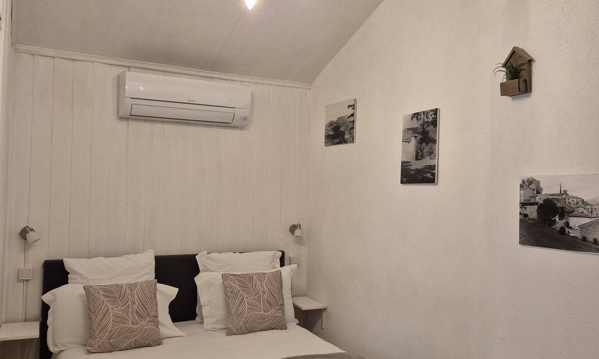 Crest Apartment | Studio-Cottage-Ensuite with Shower-Courtyard view