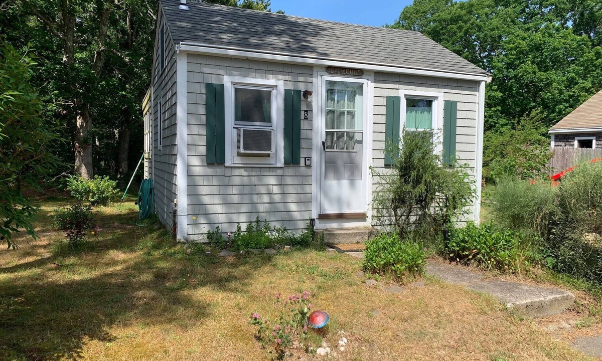 North Eastham Cottage | Studio Cottage w/Oak Floors and Knotty Pine Walls (CS0003)