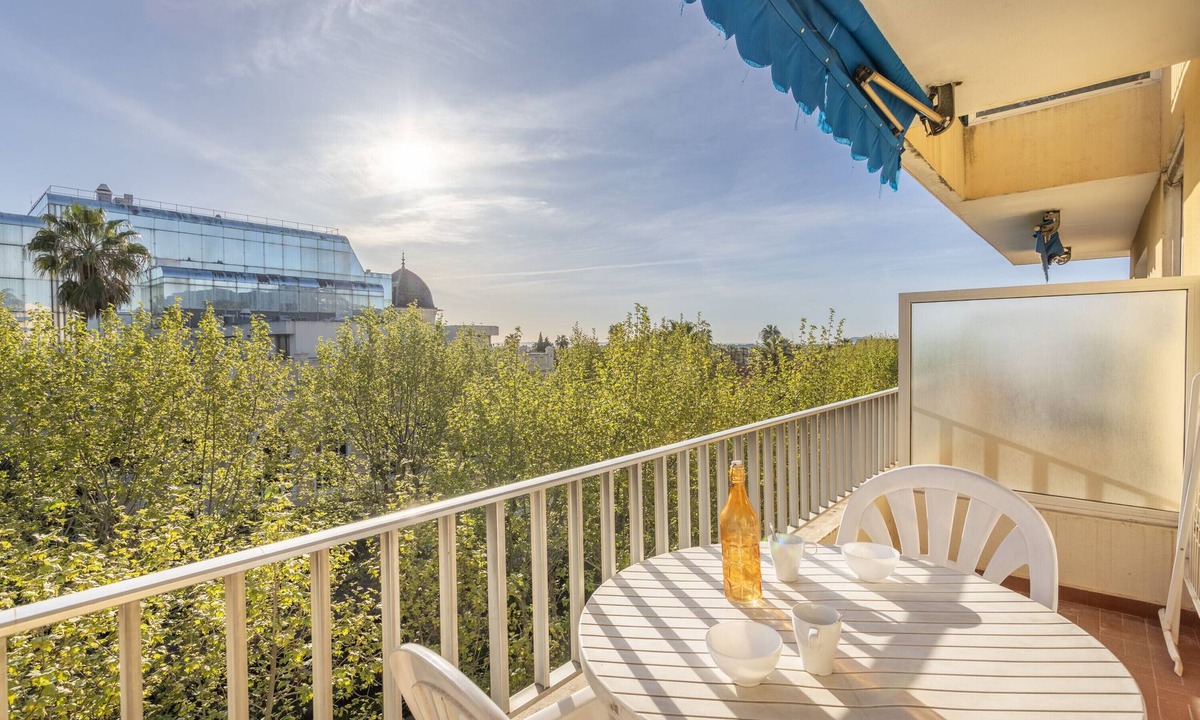 Hyeres City Centre Apartment | Studio Crivelli - Welkeys