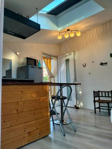 Saint-Paulet-de-Caisson Apartment | studio dans les arbres