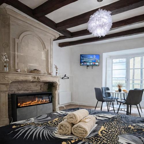 Downtown Angers Apartment | Studio de charme avec cheminée décorative