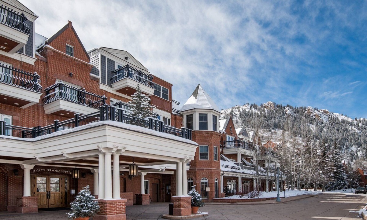 Downtown Resort | Studio/Downtown Aspen/Heated Pool/Fireplace and More!