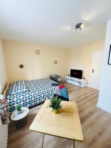 Chatellerault Apartment | Studio Dulcea 1 Étage - Proche Centre & Gare -WiFi