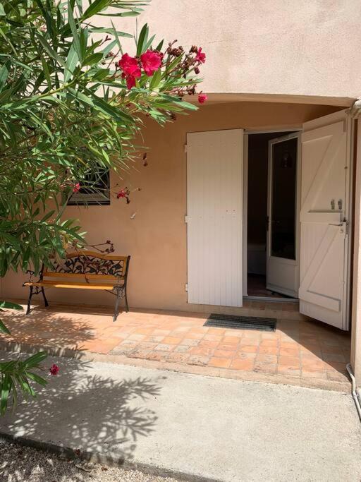 Les Hauts de Villeneuve Apartment | Studio en rez-de-jardin arboré avec accès piscine et clim