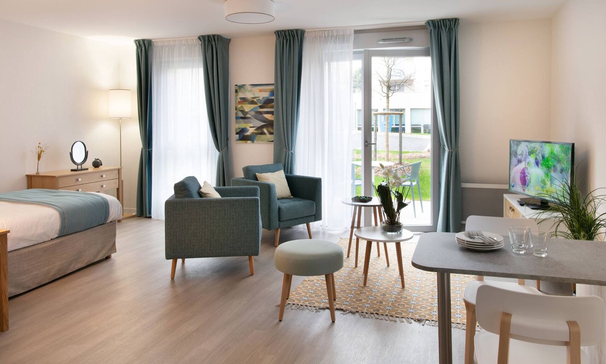 Le Puy-en-Velay Apartment | Studio Ensuite with Bath and Balcony