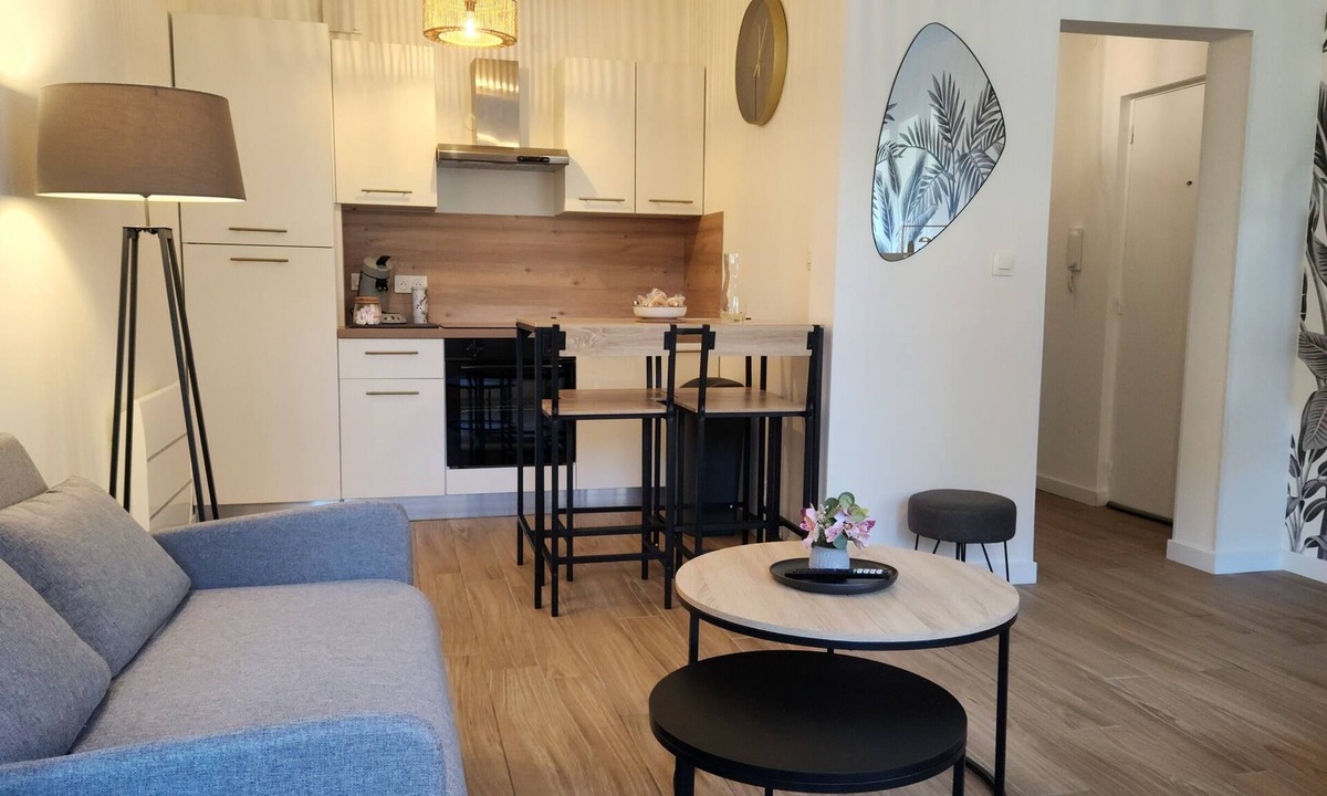 Hagondange Apartment | Studio-Ensuite with Shower-Street View-Le nid Coco