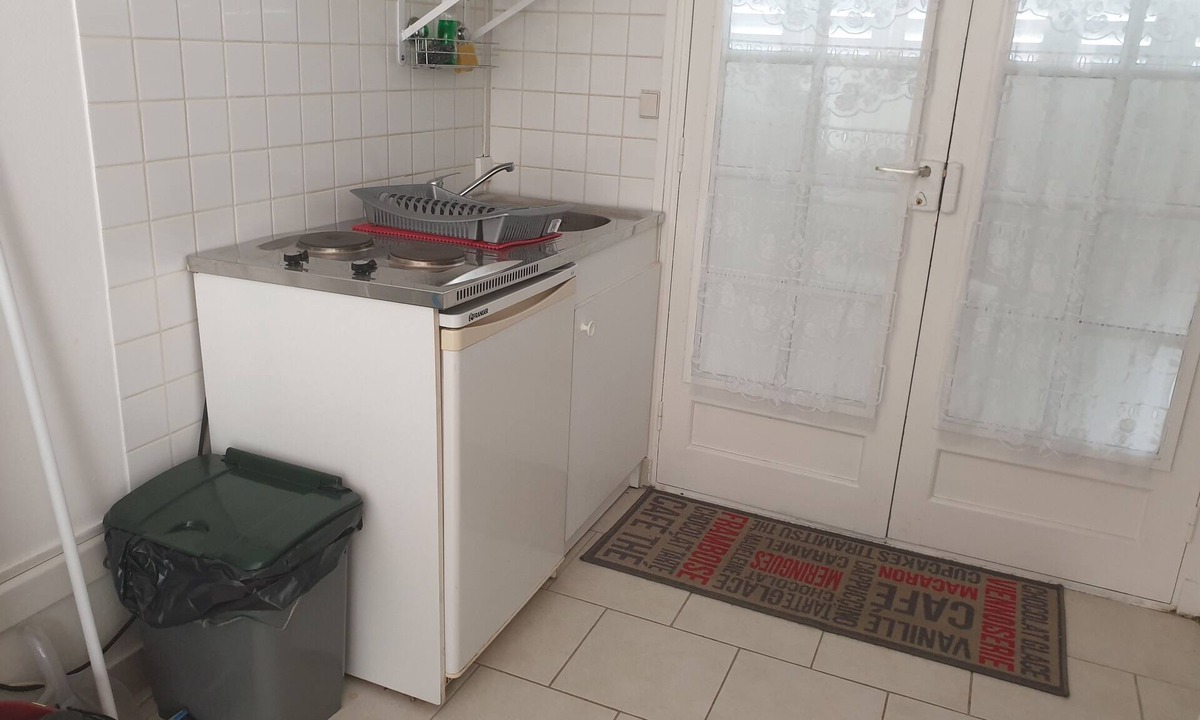 Issoudun House | Studio equipped with all comforts with location for vehicle near shops