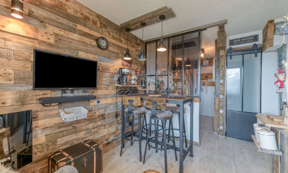 Eclose-Ouest Apartment | Studio 'Exceptional View' with Mountain Views, Balcony and Wi-Fi