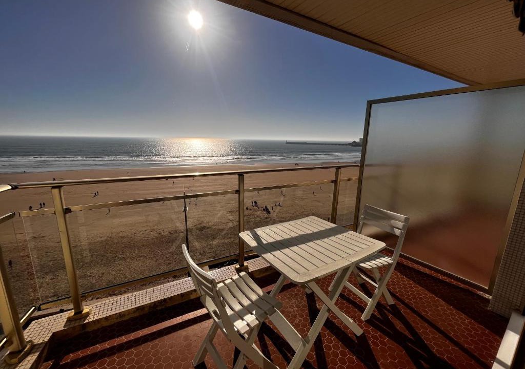 Les Sables d'Olonne Apartment | Studio face mer avec balcon, proche commerces et plage - FR-1-197-164