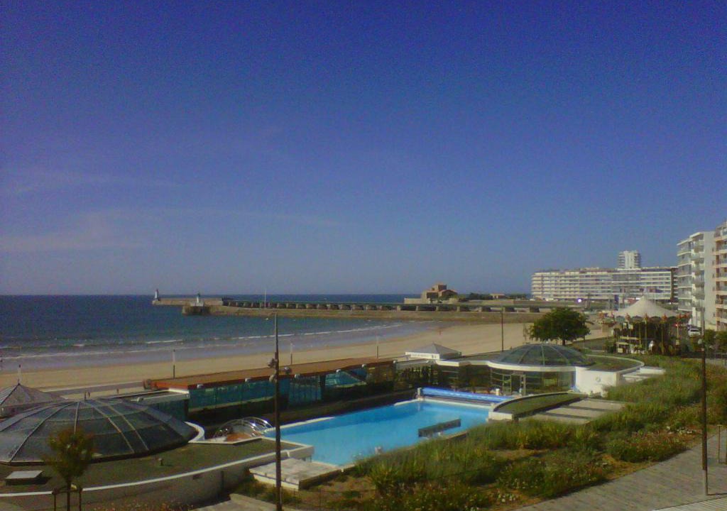 Les Sables d'Olonne Apartment | Studio Face Plage aux Sables d'Olonne avec Balcon, Ascenseur et Proximité Centre-Ville - FR-1-331-46
