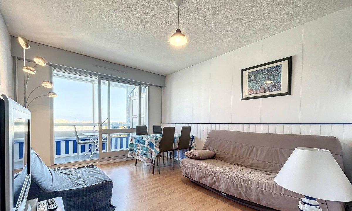 Courseulles-sur-Mer Apartment | Studio facing marina with parking