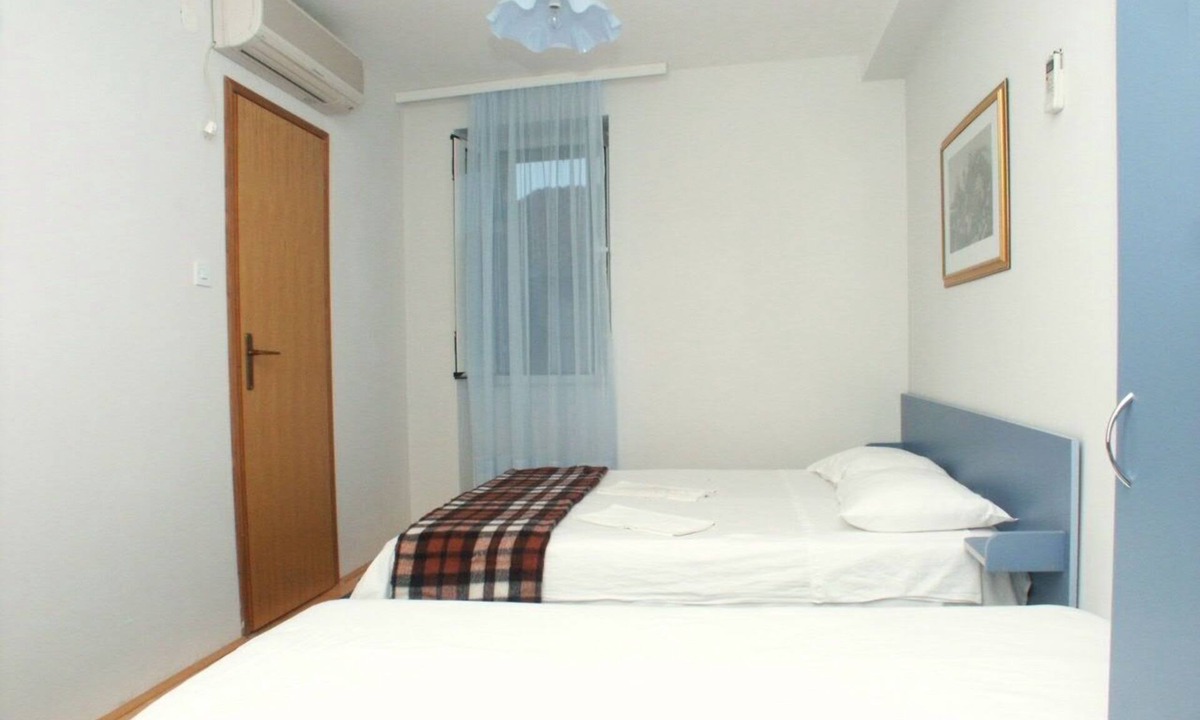 Komiza Apartment | Studio flat near beach Komiža, Vis (AS-2429-e)