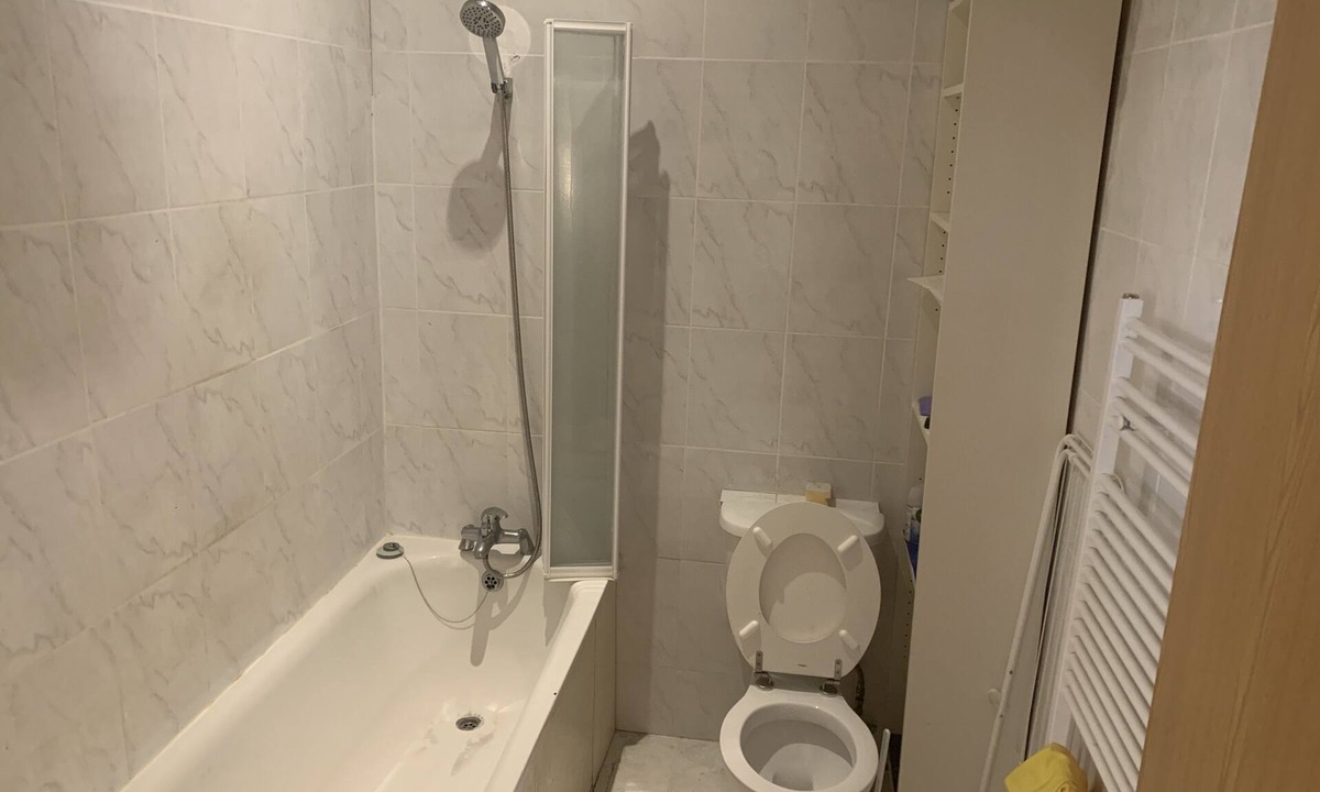 Bensham Manor Apartment | Studio flat on first floor