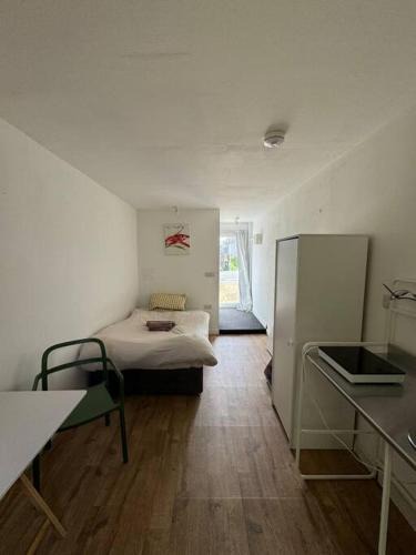 Filton Apartment | Studio flat, parking, Filton