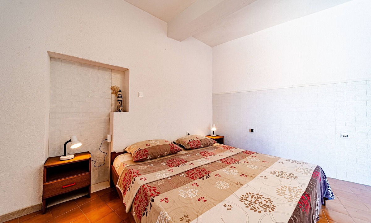 Ubli Apartment | Studio flat with air-conditioning Ubli, Lastovo (AS-24676-a)