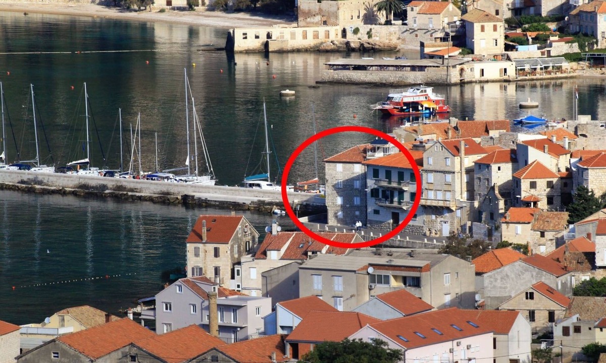 Komiza Apartment | Studio flat with terrace and sea view Komiža, Vis (AS-2431-b)