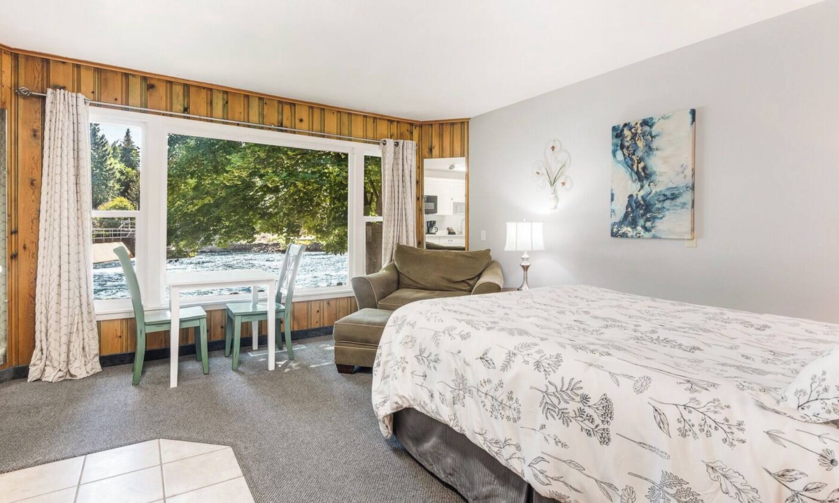 Bend Cottage | Studio for Two on the Deschutes!