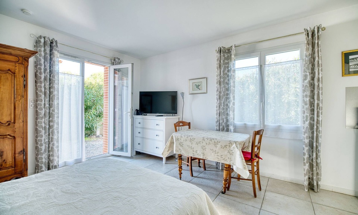 La Salvetat-Saint-Gilles Apartment | Studio 'Gîte Le Colibri' with Private Terrace, Garden, and Wi-Fi