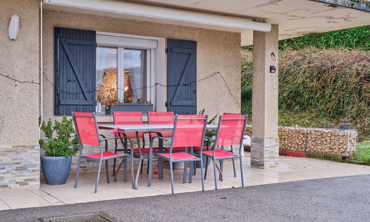 Saint-Victor-de-Cessieu Apartment | Studio Apartment with Private Terrace, Wi-Fi and Air Conditioning