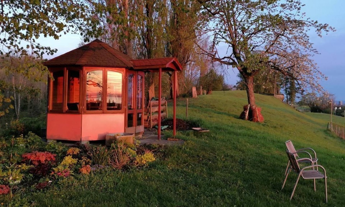Bottighofen Apartment | Studio holiday flat - 38 m2- with garden use