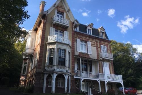 Villers-sur-Mer Apartment | Studio in a 19th century villa with parking