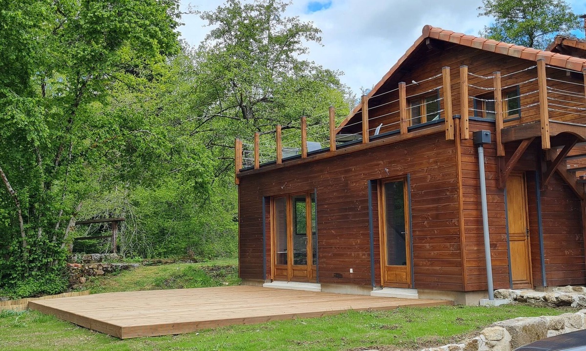 Savignac-de-Nontron Apartment | STUDIO IN A GREEN SETTING