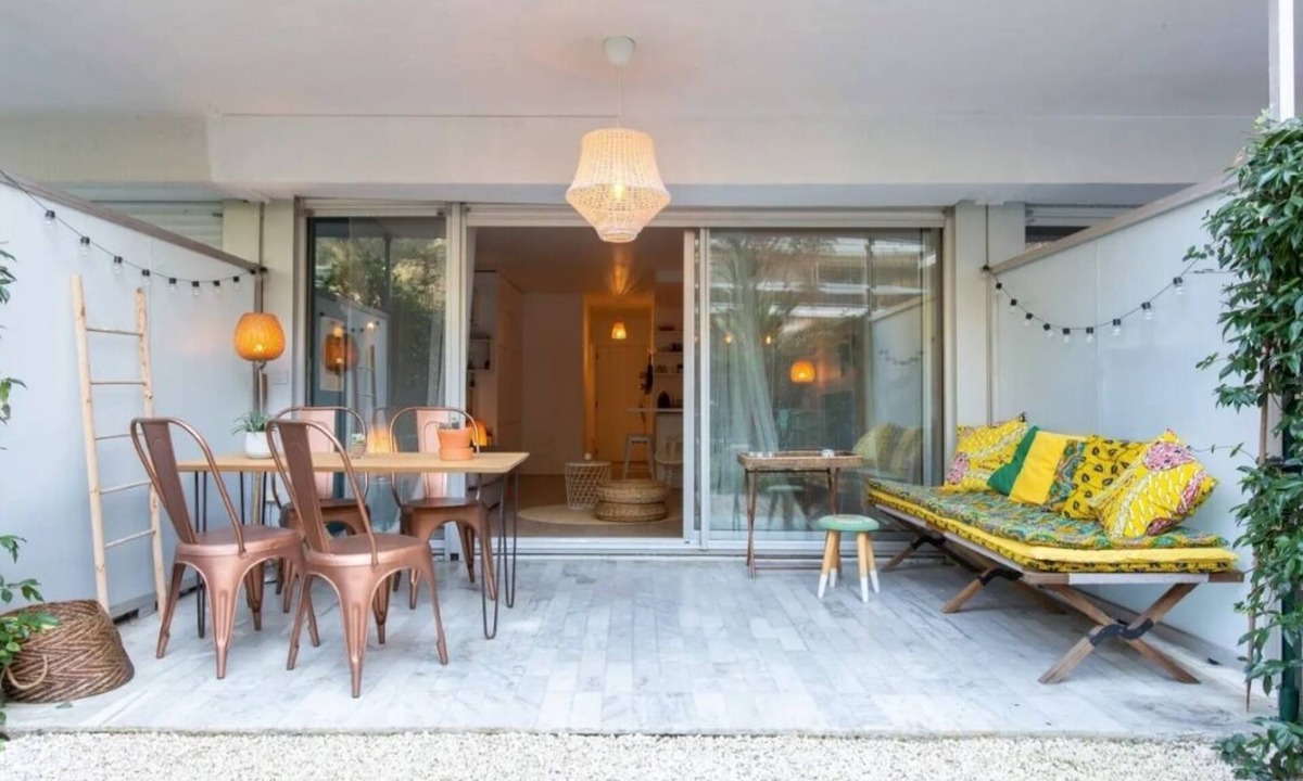 Juan-les-Pins Apartment | Studio in a green setting