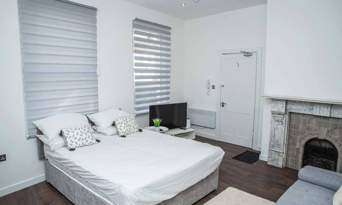 Aylesbury Apartment | Studio in Buckinghamshire with Secured Parking