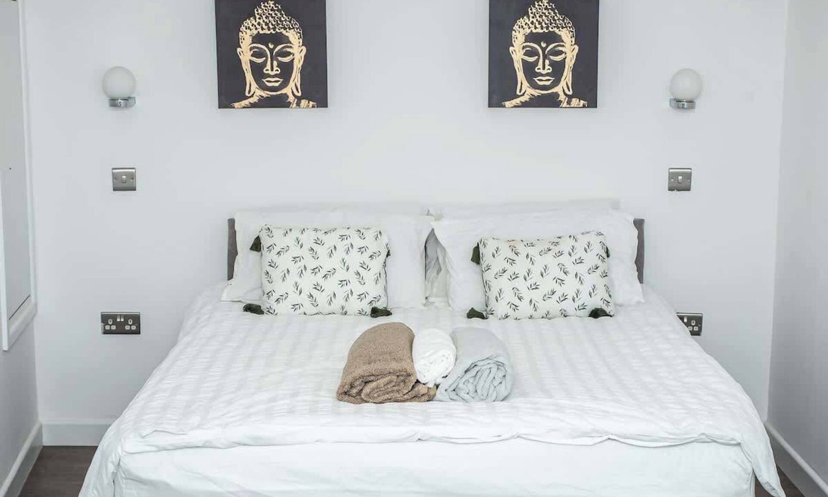 Aylesbury Apartment | Studio in Buckinghamshire with Secured Parking