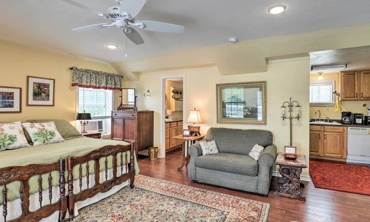 Oakwood Apartment | Studio in College Station w/Expansive Deck!