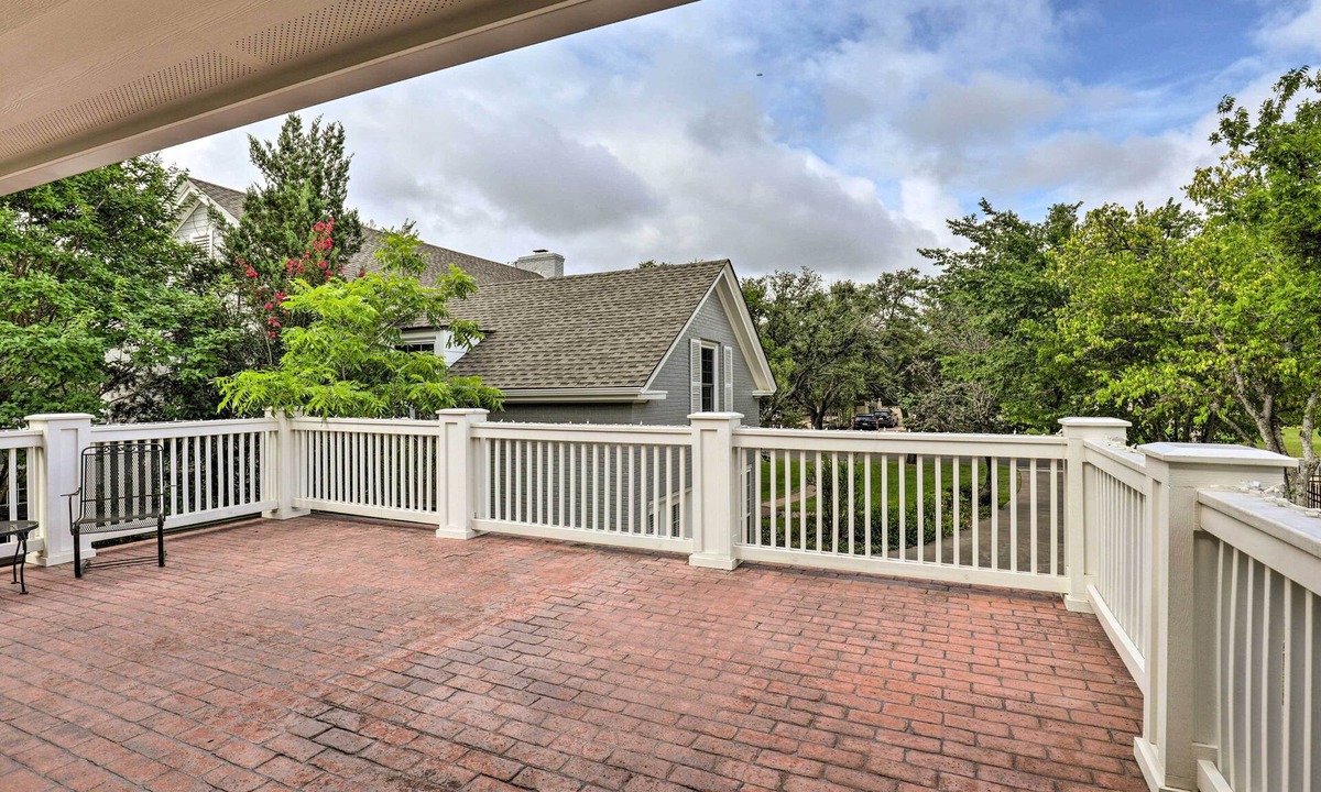 Oakwood Apartment | Studio in College Station w/Expansive Deck!