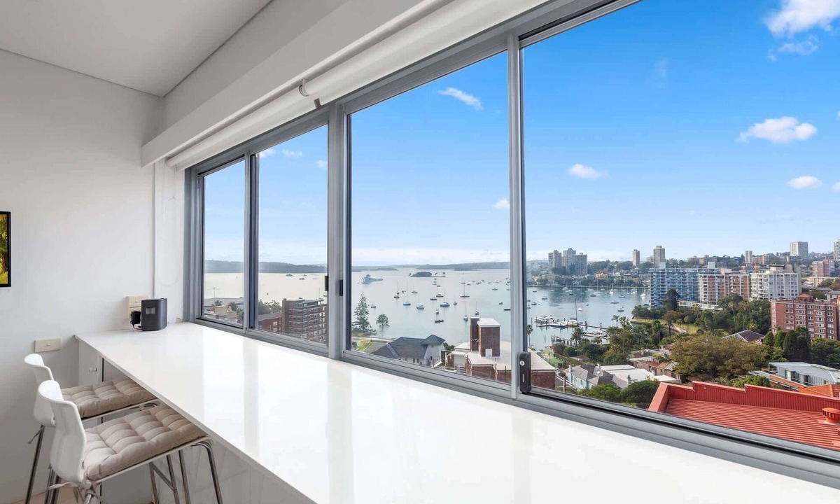 Elizabeth Bay Apartment | Studio in Elizabeth Bay with Pool & City Views