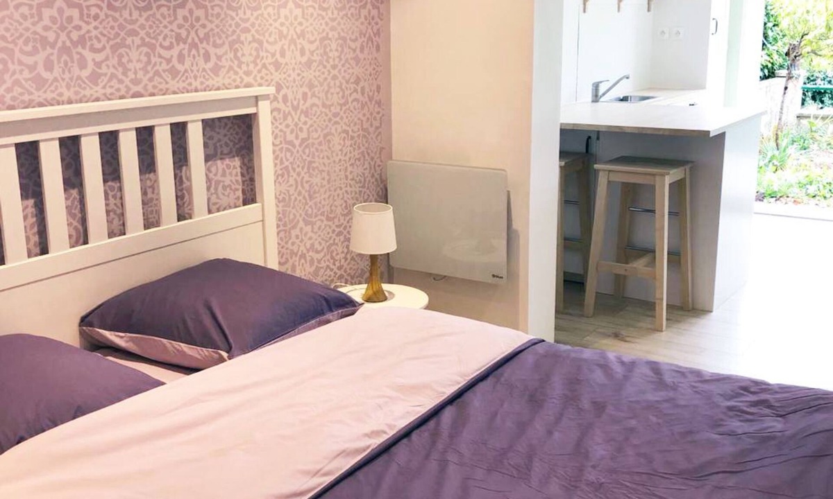 Fontaine-les-Coteaux Apartment | Studio in lush greenery